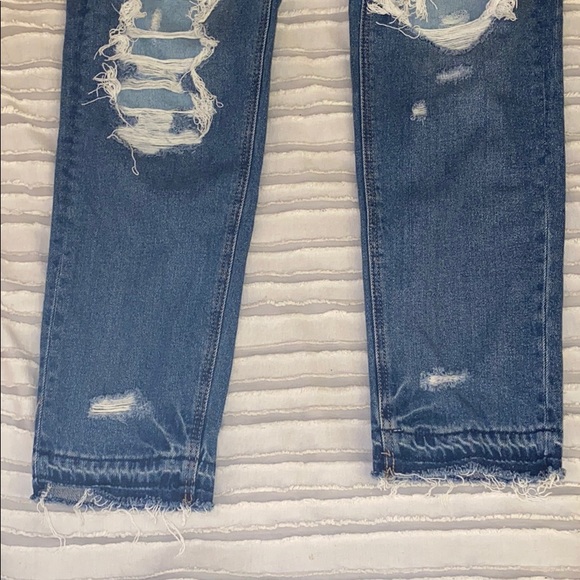 American Eagle Ripped Jeans - NEVER WORN - Picture 2 of 3